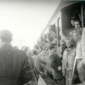 Mizrachista cionisták búcsúztatása, vonatpályaudvaron